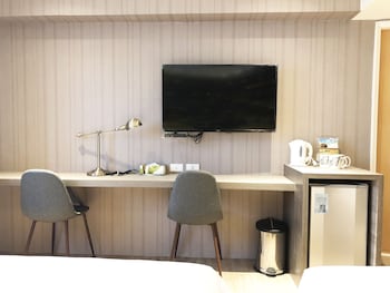 la hotel baseball theme hall