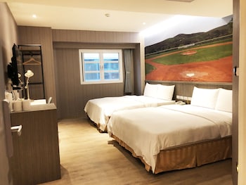 la hotel baseball theme hall