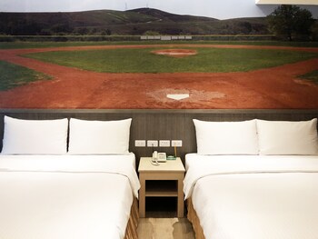 la hotel baseball theme hall