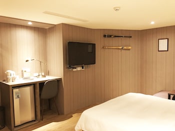 la hotel baseball theme hall