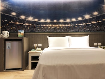 la hotel baseball theme hall