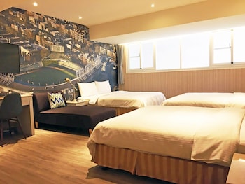 la hotel baseball theme hall