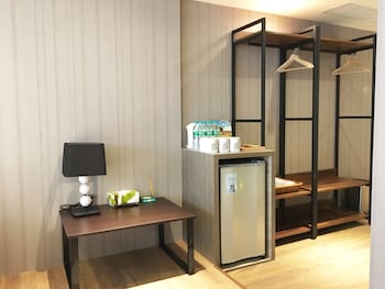 la hotel baseball theme hall