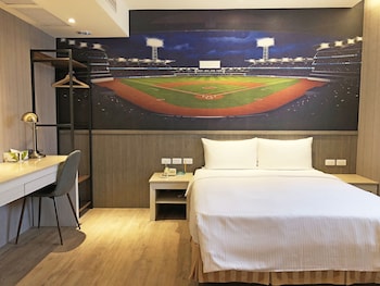 la hotel baseball theme hall