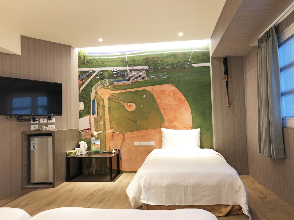 la hotel baseball theme hall