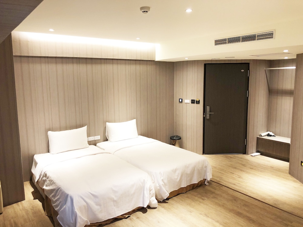 la hotel baseball theme hall