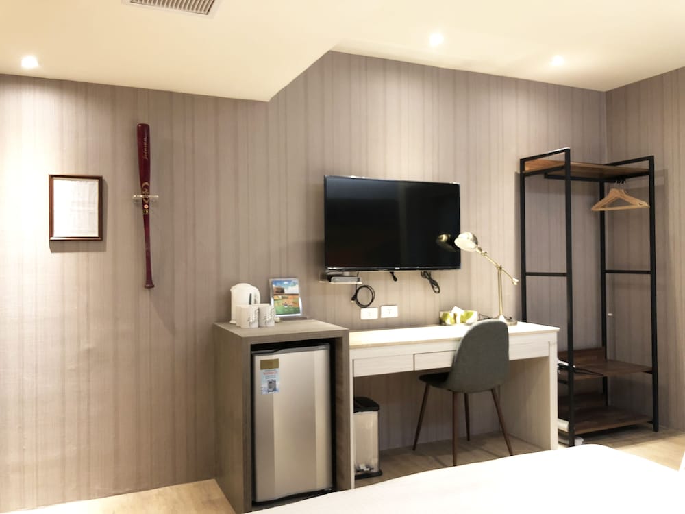 la hotel baseball theme hall