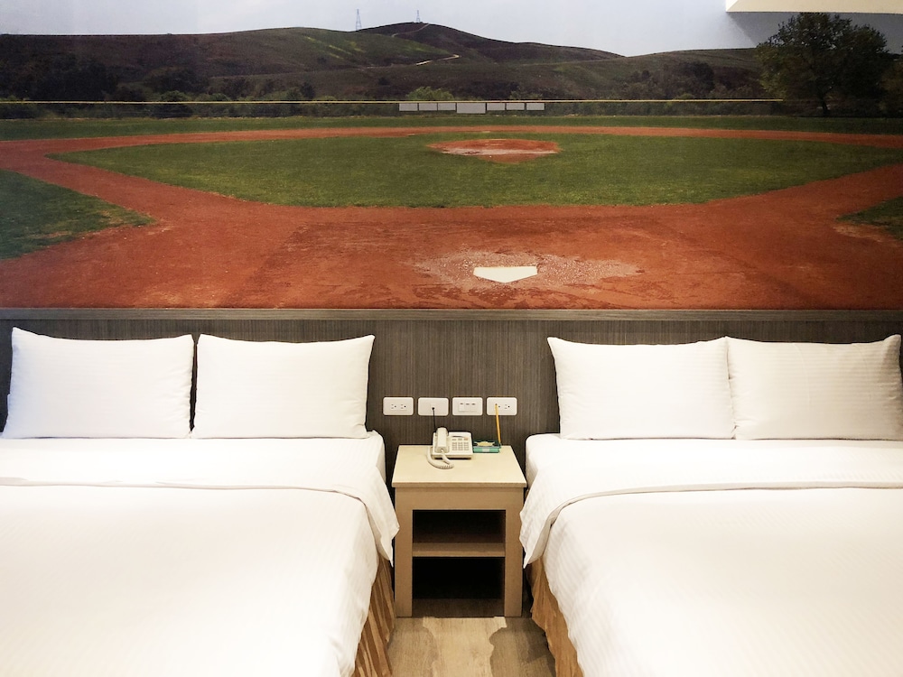 la hotel baseball theme hall