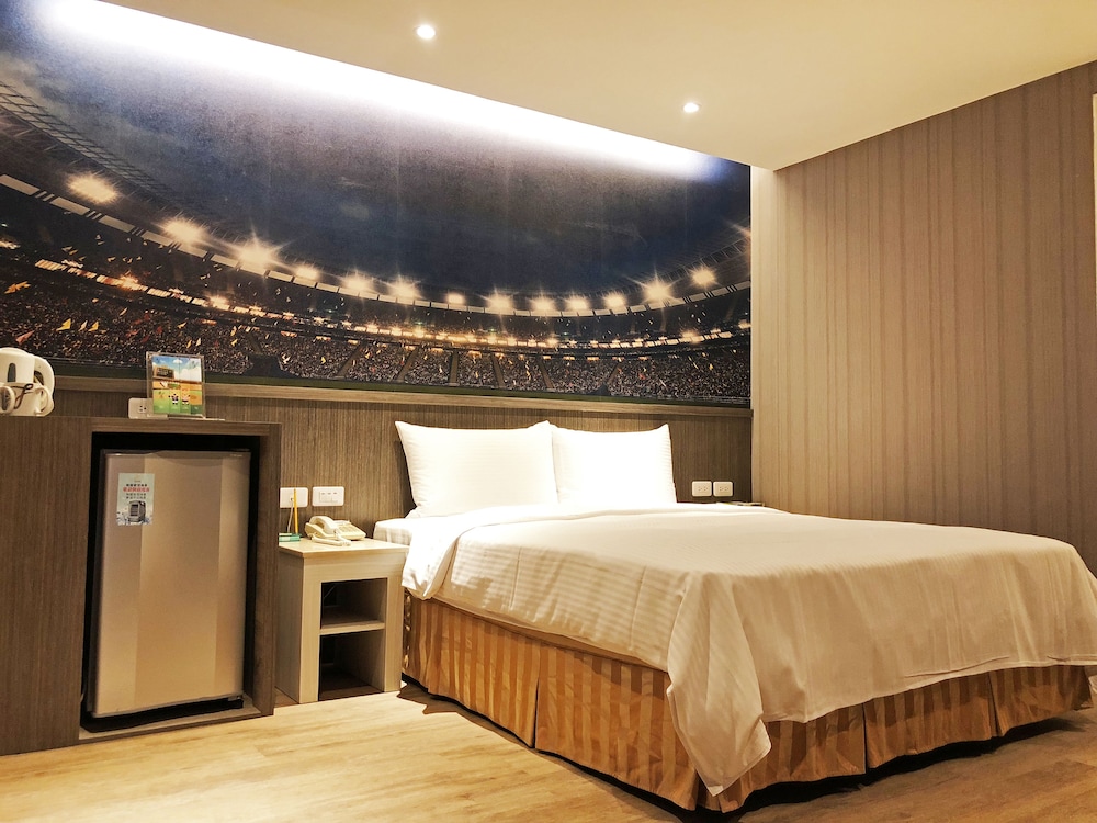 la hotel baseball theme hall