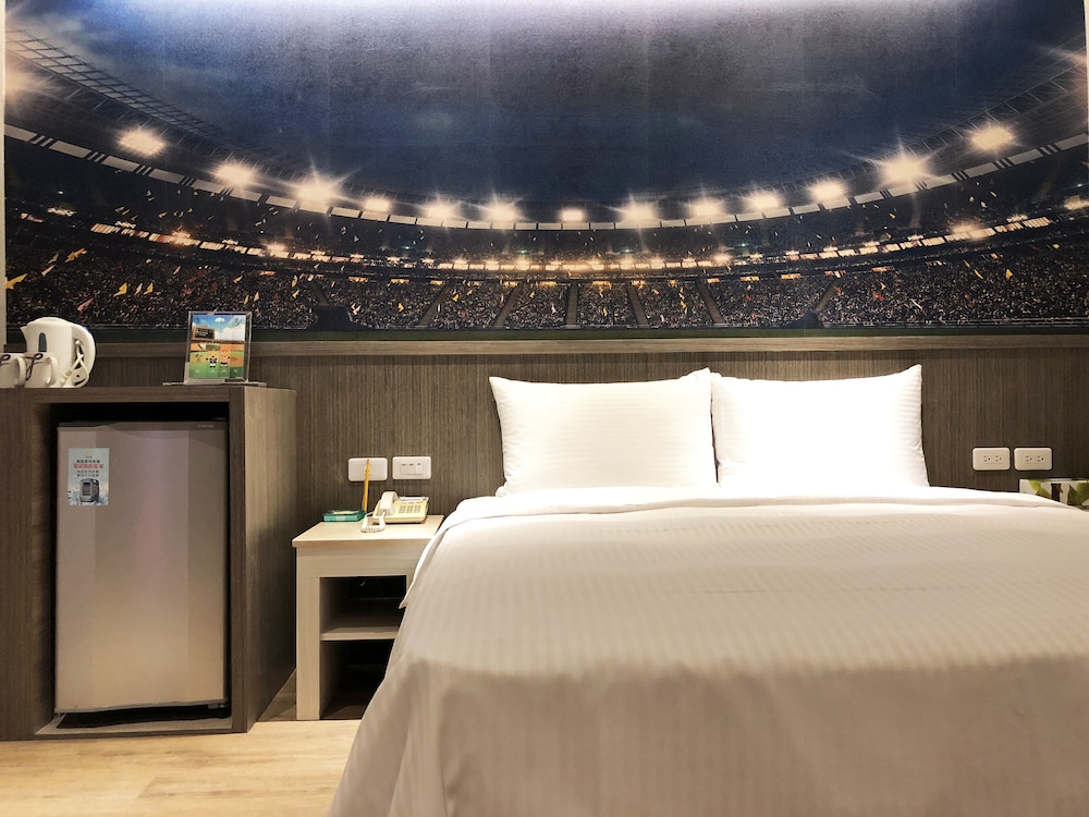 la hotel baseball theme hall