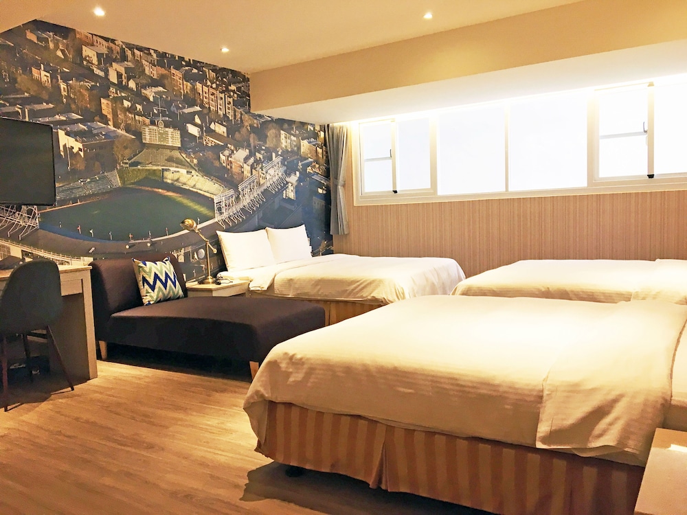 la hotel baseball theme hall