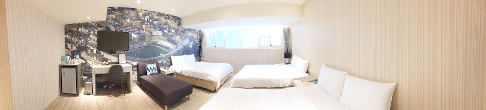 la hotel baseball theme hall