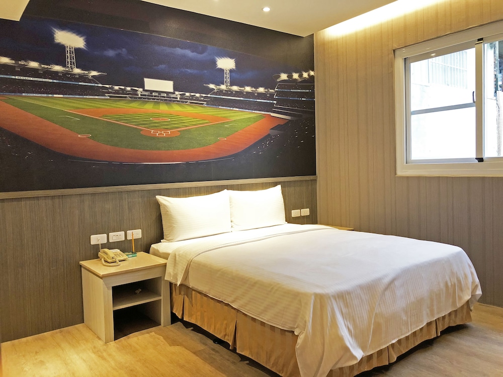la hotel baseball theme hall