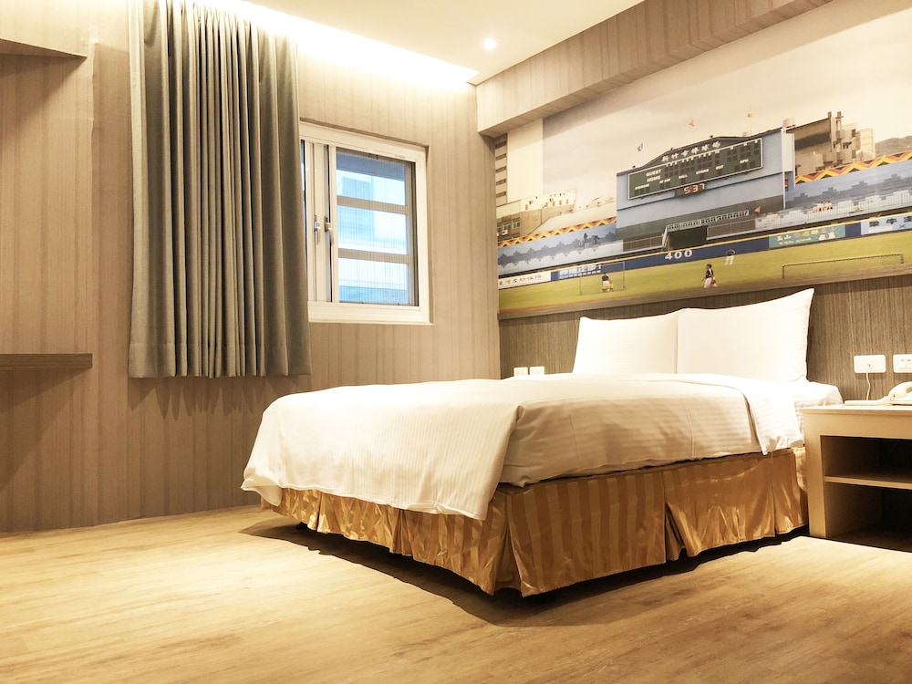 la hotel baseball theme hall