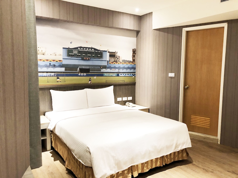 la hotel baseball theme hall