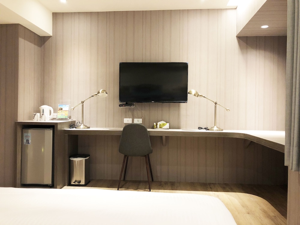 la hotel baseball theme hall