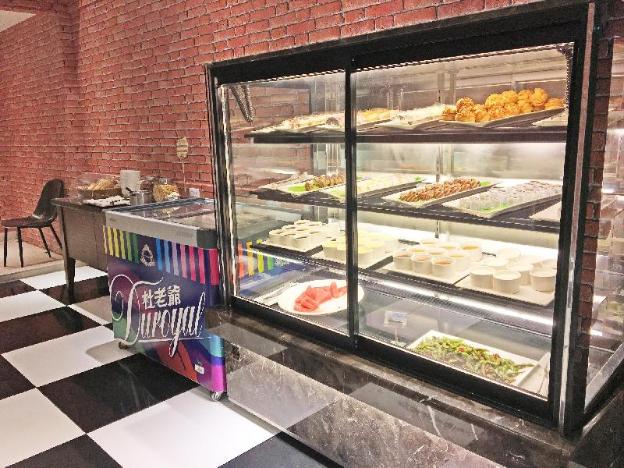 la hotel baseball theme hall