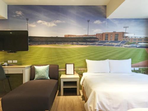 la hotel baseball theme hall