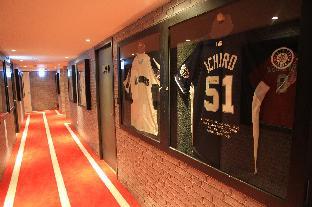 la hotel baseball theme hall