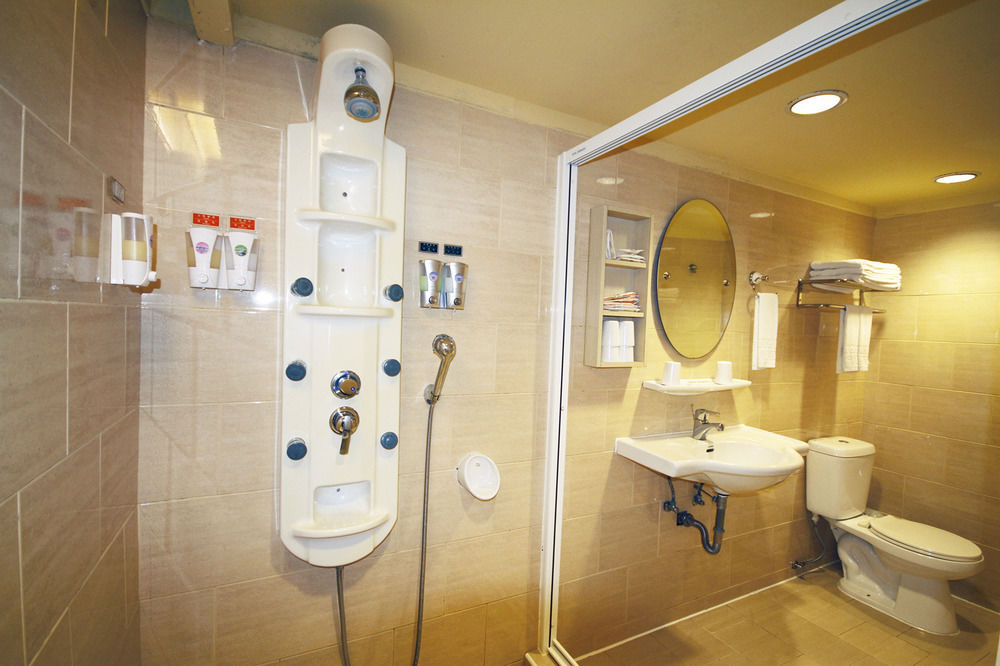 la hotel baseball theme hall