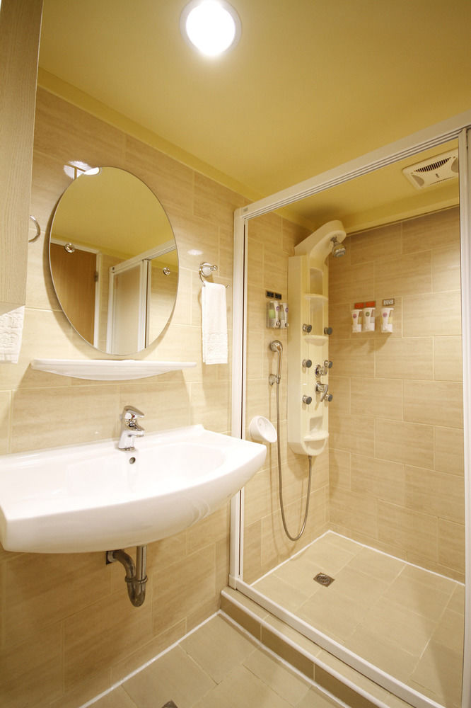 la hotel baseball theme hall