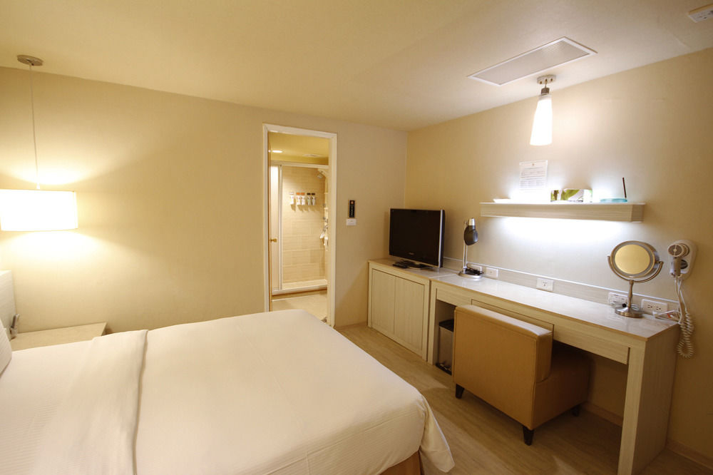 la hotel baseball theme hall