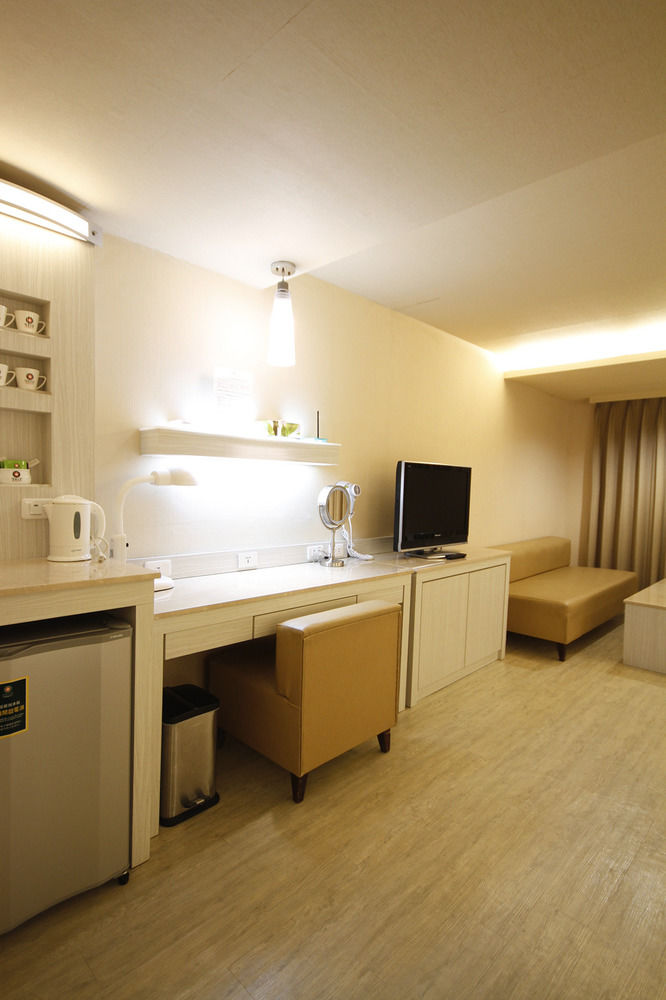 la hotel baseball theme hall