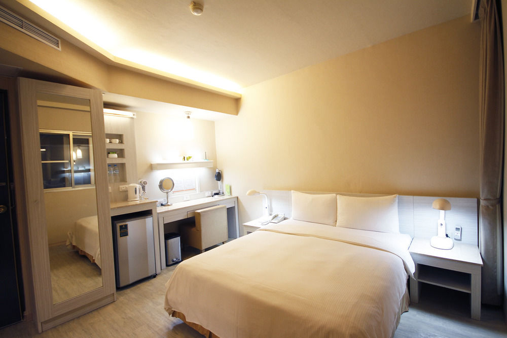 la hotel baseball theme hall