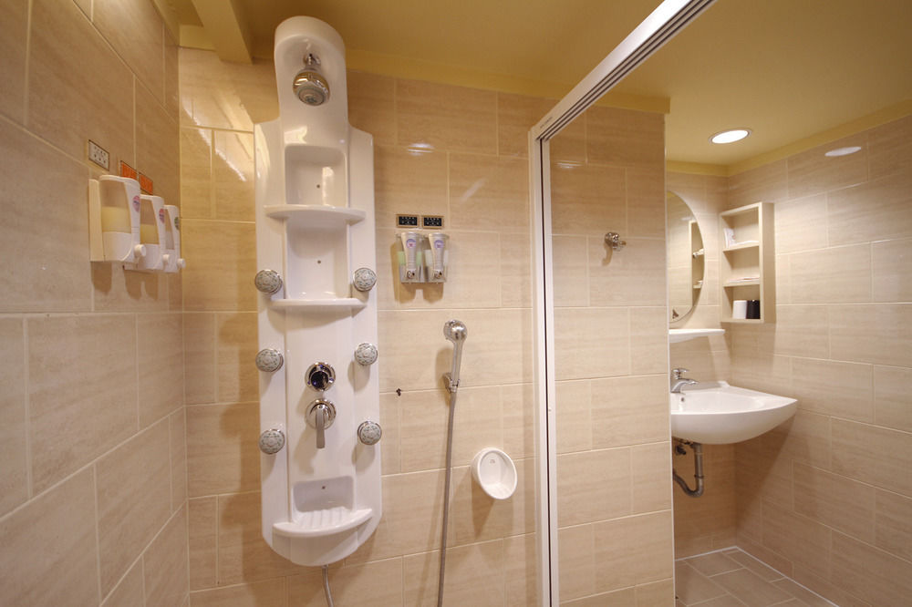 la hotel baseball theme hall