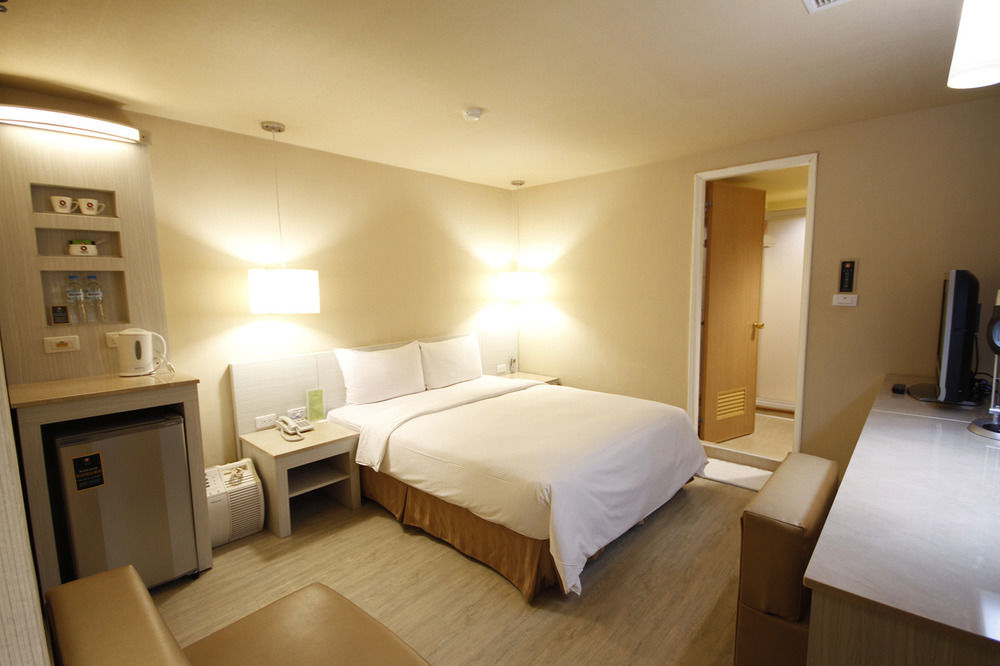 la hotel baseball theme hall