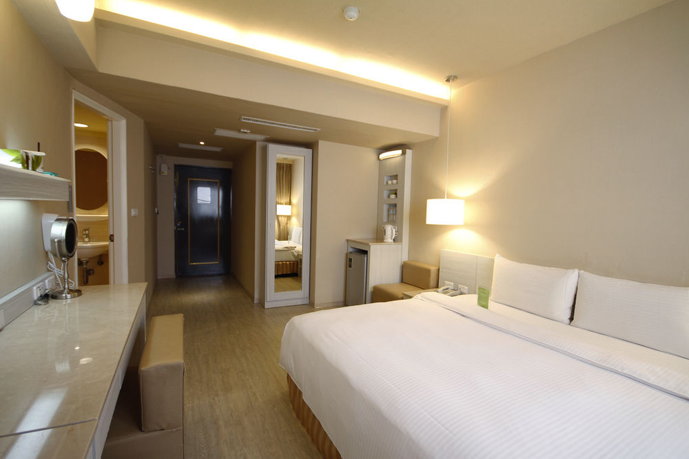 la hotel baseball theme hall