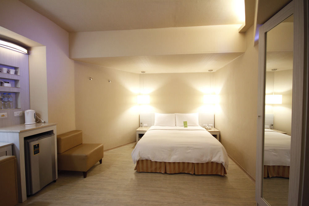 la hotel baseball theme hall