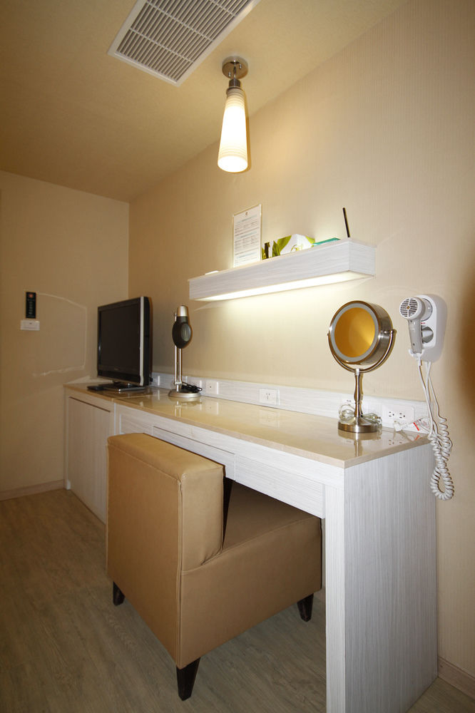 la hotel baseball theme hall