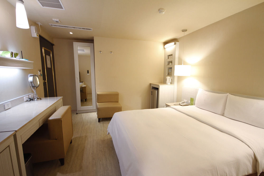 la hotel baseball theme hall