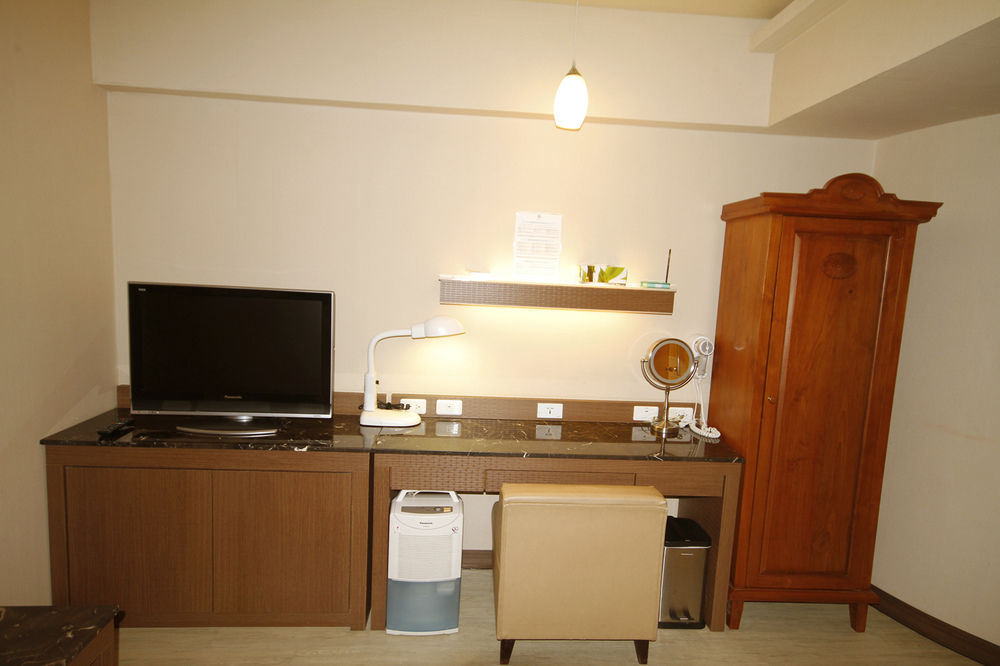 la hotel baseball theme hall