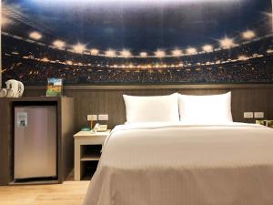 la hotel baseball theme hall