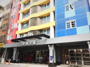 la hotel baseball theme hall