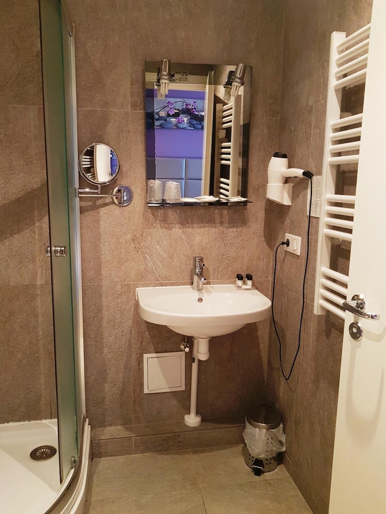 irin hotel
