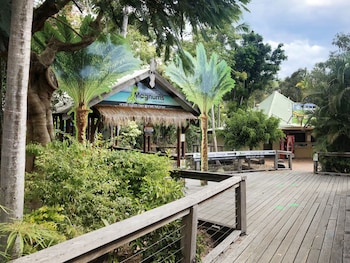 Magnums Airlie Beach,Hamilton Island>>Airlie Beach,2 star