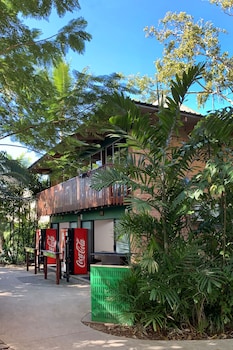Magnums Airlie Beach,Hamilton Island>>Airlie Beach,2 star