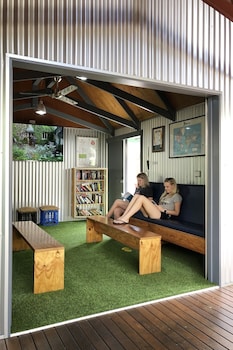 Magnums Airlie Beach,Hamilton Island>>Airlie Beach,2 star