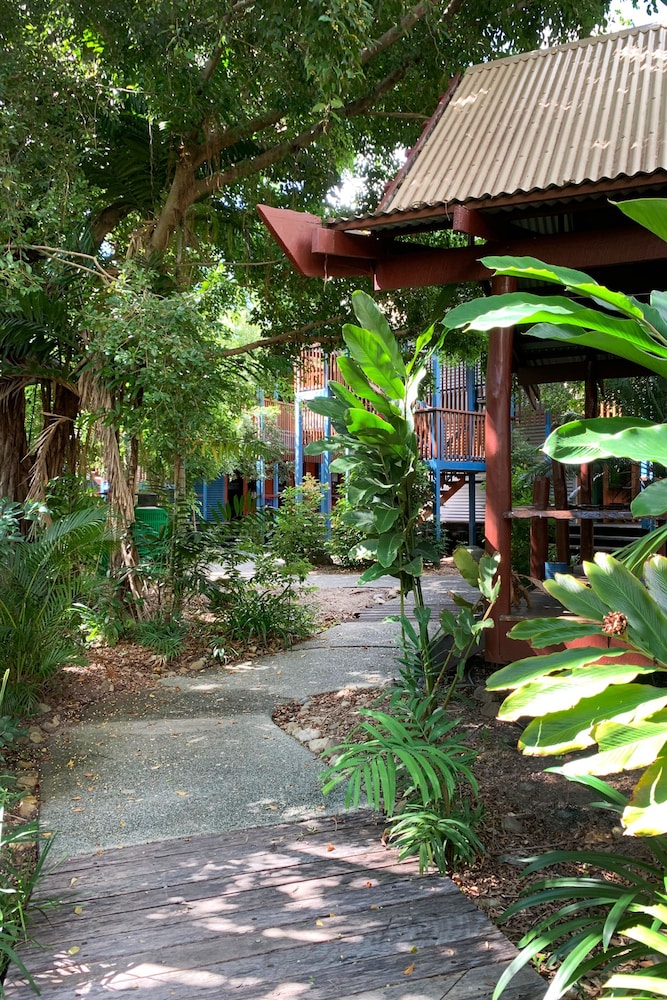 magnums airlie beach