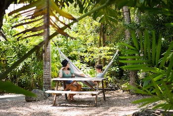 magnums airlie beach