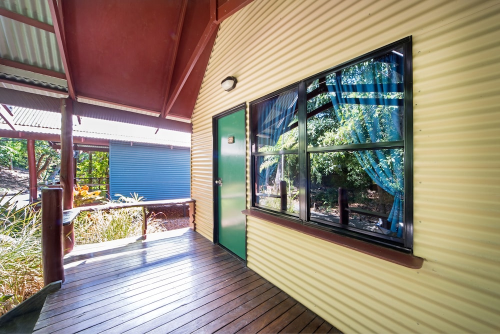 magnums airlie beach