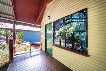 magnums airlie beach