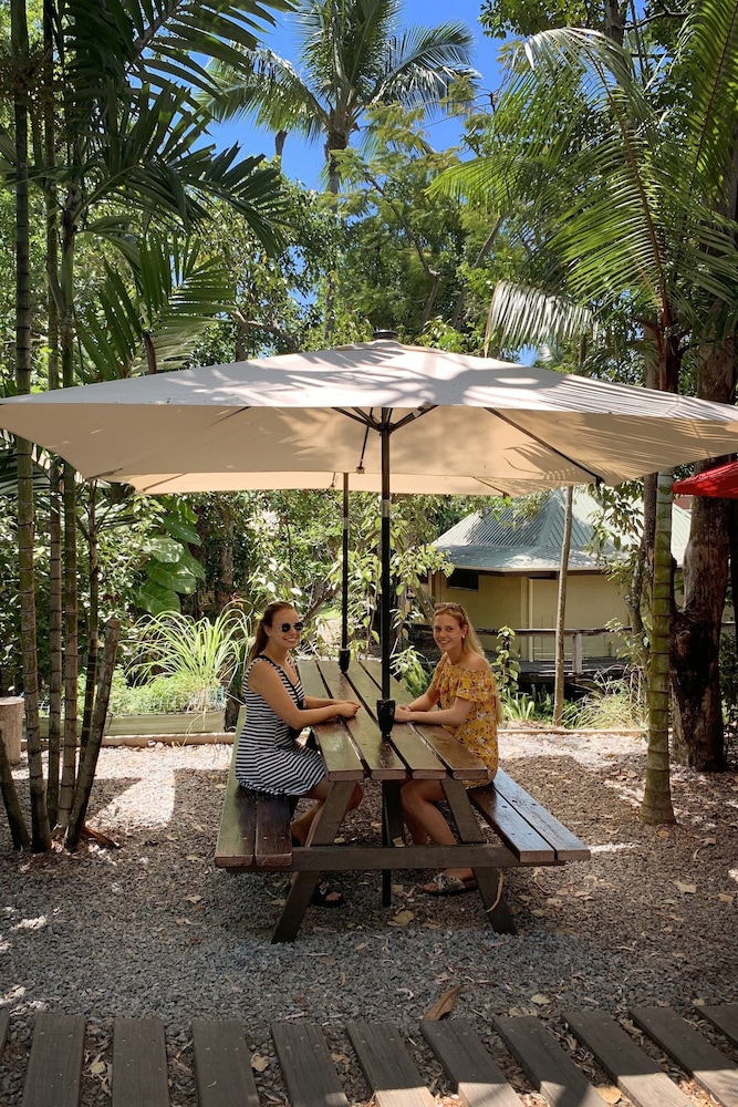 magnums airlie beach