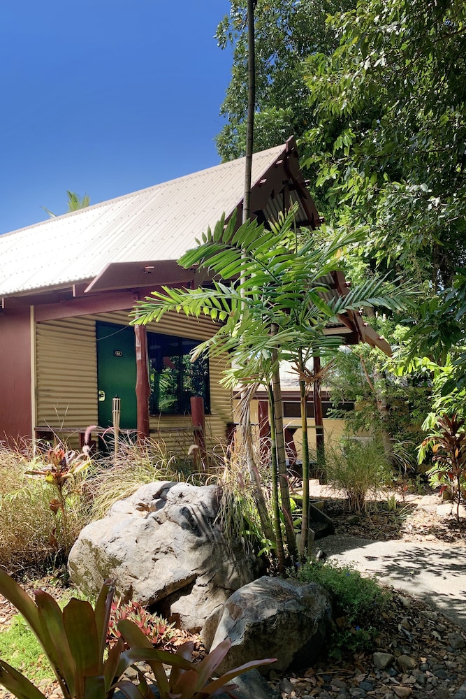 magnums airlie beach