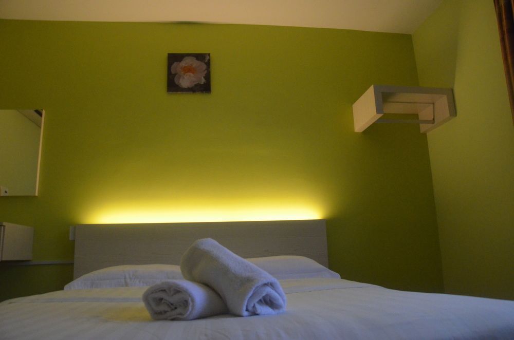 de uptown hotel ss2