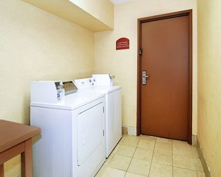 La Quinta Inn & Suites By Wyndham Memphis I-240,Memphis International Airport>>Downtown Memphis,3 star