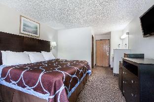 super 8 by wyndham cleveland tx